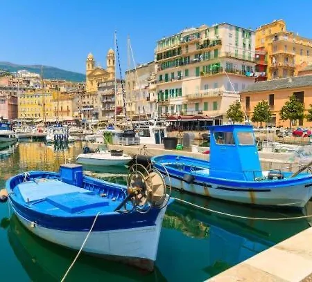 De Avec Piscine Au Bord De Villa *
