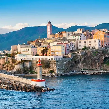 De Avec Piscine Au Bord De Villa *