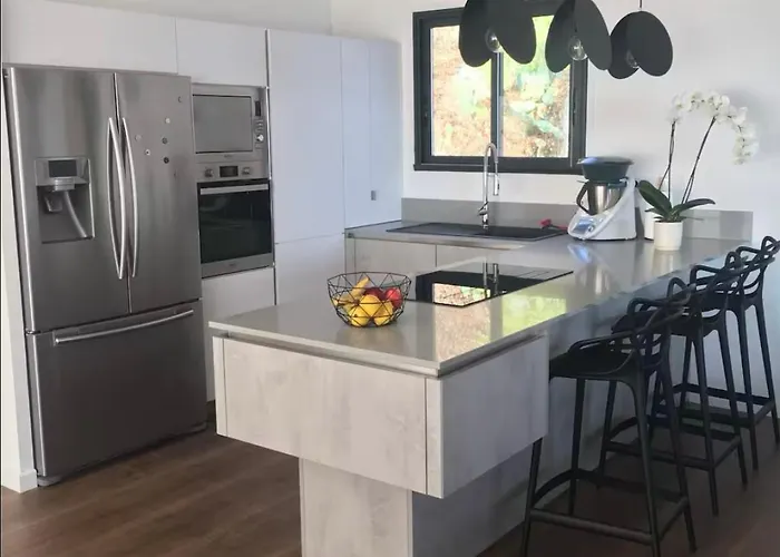 De Avec Piscine Au Bord De * San-Martino-di-Lota